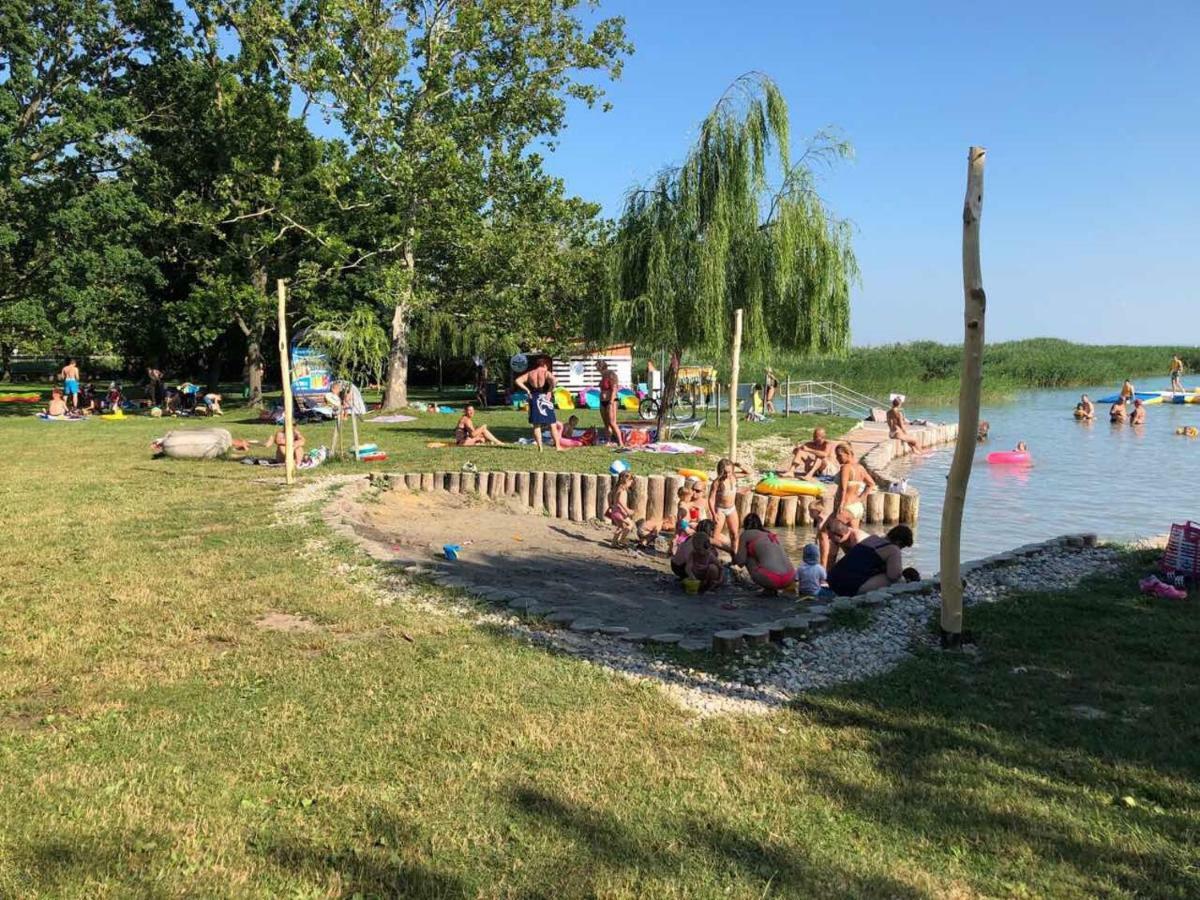 Beachfront Studio Apartman Aparthotel Balatonfůzfő Exteriör bild